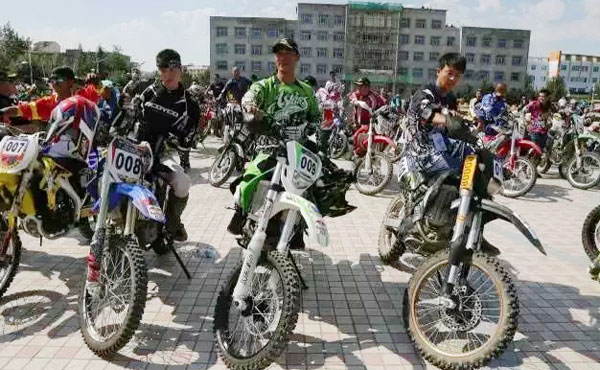 新疆福海“环乌伦古湖”摩托车越野赛，鑫源摩托夺冠