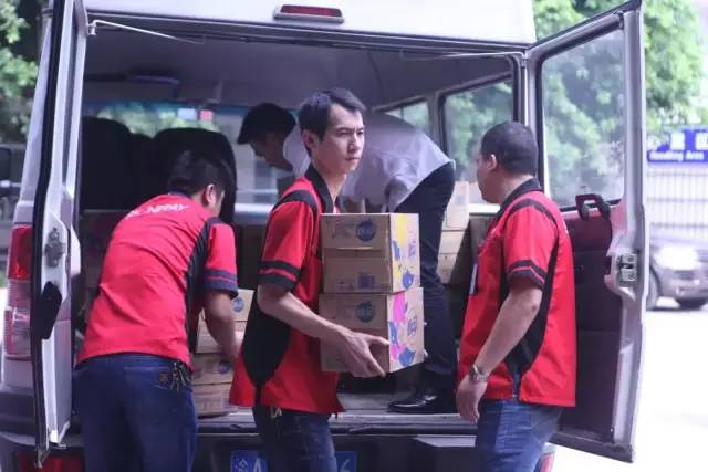 警民一家亲 夏日送“清凉”