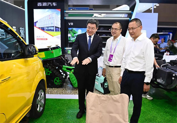涪陵区委书记、区长亲临2023智博会鑫源汽车展台